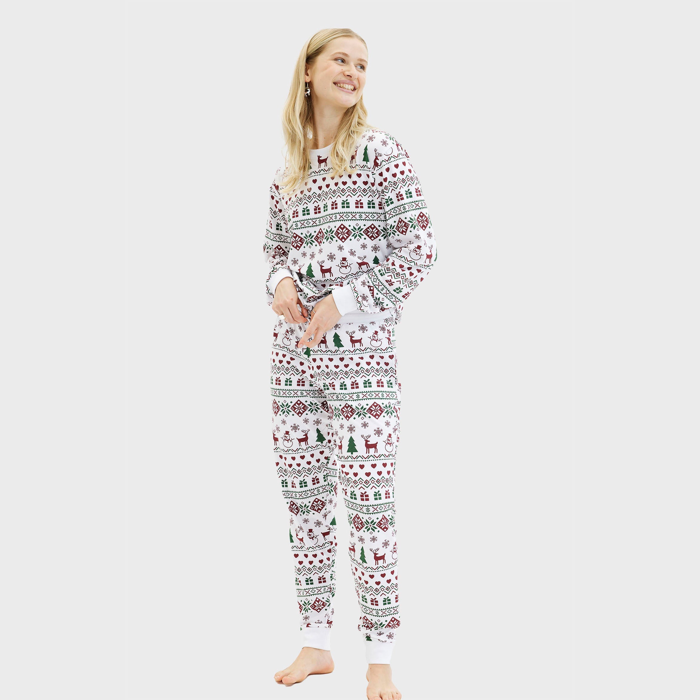 Weihnachtspyjama Damen mit buntem Muster aus Tannenbäumen und Rentieren, nachhaltig und bequem.